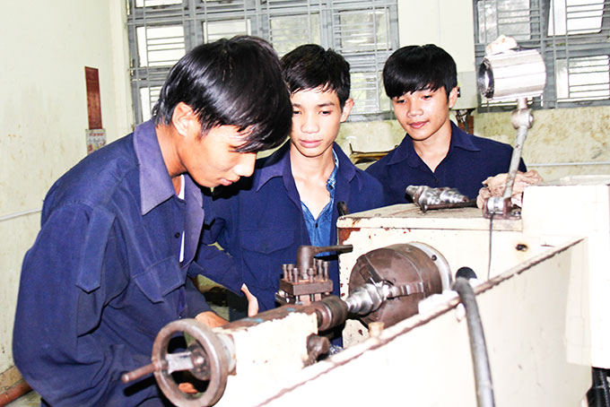 Học viên thực hành nghề cơ khí  tại Trường Trung cấp Nghề Ninh Hòa.