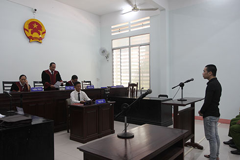 Hội đồng xét xử tuyên án.