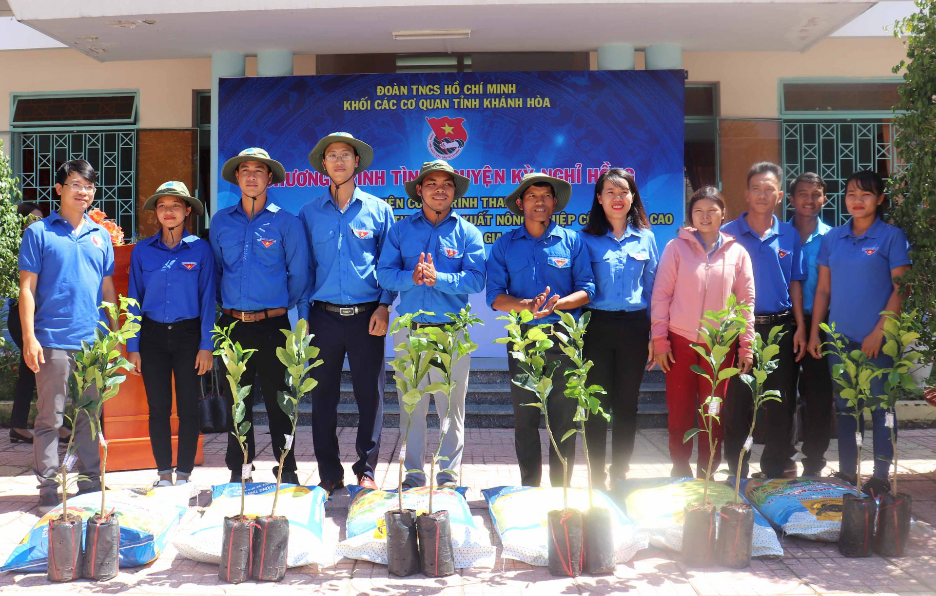 Đoàn Khối các cơ quan tỉnh tặng cây giống cho các hộ gia đình thanh niên