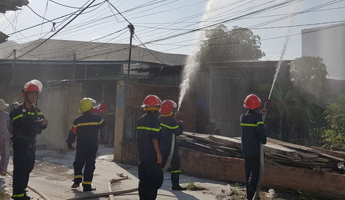 Lực lượng chữa cháy chuyên nghiệp tiếp cận hiện trường dập lửa.