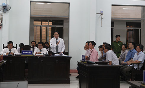 Luật sư Nguyễn Đình Thơ bào chữa tại toà.