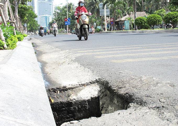 Cống thoát nước mất nắp đậy