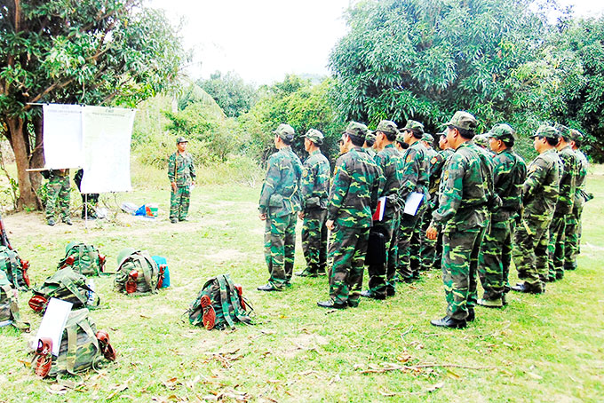 Lực lượng dự bị động viên huyện Vạn Ninh tham gia huấn luyện.