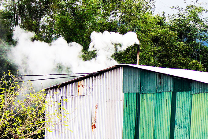 Ống khói của cơ sở này phát ra làn khói khét lẹt mỗi khi hoạt động.