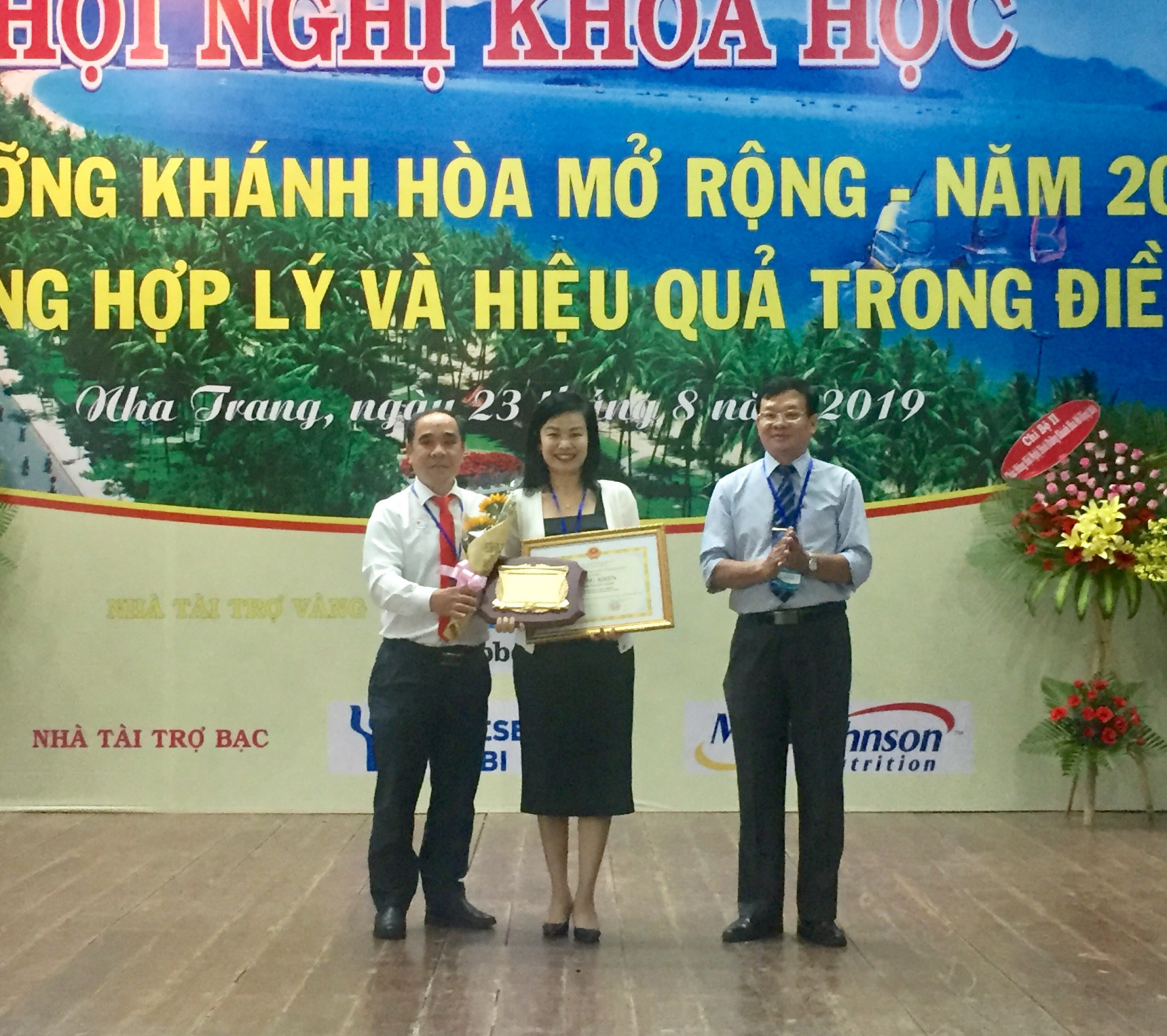 Bà Lưu Ngân Tâm nhận được bằng khen của UBND tỉnh Khánh Hoà