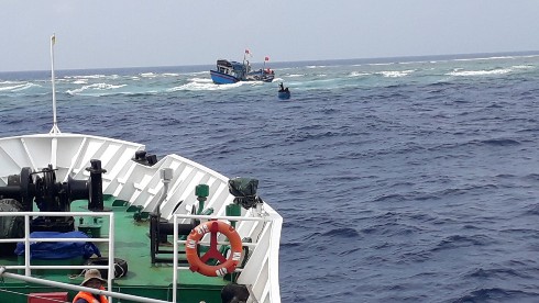 Tàu KN 410 tiếp cận tàu cá gặp nạn.