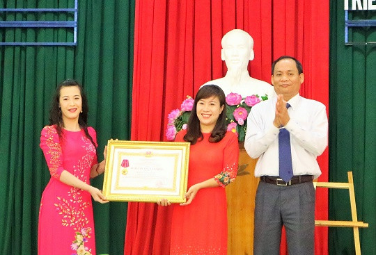 Ông Nguyễn Văn Ghi – Bí thư Huyện ủy Diên Khánh trao Huân chương Lao động hạng Ba của Chủ tịch Nước cho Trường Mầm non Hoa Phượng. 
