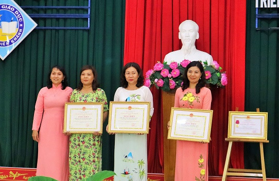 Lãnh đạo huyện Diên Khánh trao bằng khen của UBND tỉnh cho 3 trường. 
