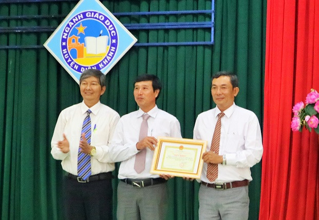 Lãnh đạo Sở Giáo dục và Đào tạo trao giấy khen dẫn đầu thi đua cho Phòng Giáo dục và Đào tạo huyện. 