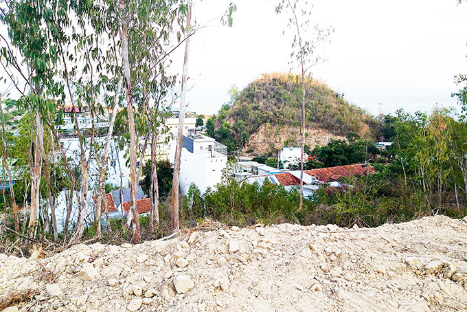 Ai đào đất, mở đường lên núi Hòn Khô?