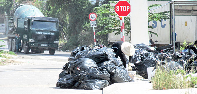 Chiếm dụng lòng, lề đường để buôn bán phế liệu