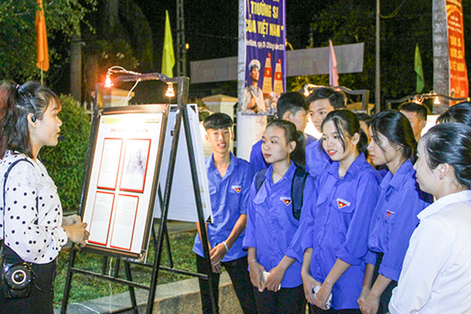 Các đoàn viên huyện Diên Khánh được giới thiệu bản đồ, tư liệu về Hoàng Sa, Trường Sa.  