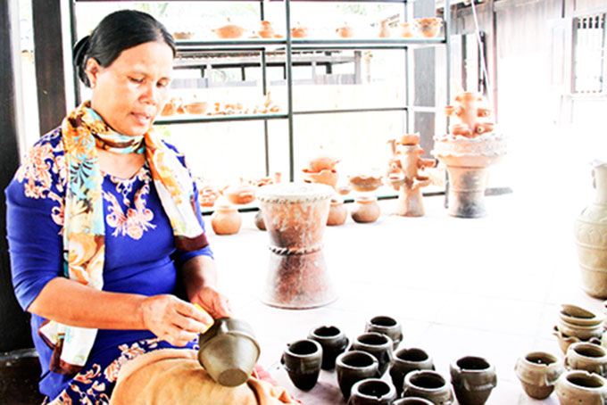 Nghệ nhân làng gốm Bàu Trúc trình diễn kỹ thuật làm gốm Chăm truyền thống.