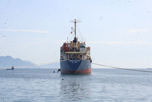 Tàu Long Phú 04 đang bơm dầu lên cảng thì phát hiện sự cố.