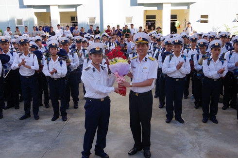 Đại tá Chu Ngọc Sáng tặng hoa cho thủ khoa Khóa 64 trước lúc lên đường đi huấn luyện.