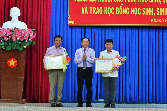 Ông Nguyễn Đắc Tài trao bằng khen của UBND tỉnh Khánh Hòa cho Công ty TNHH KN Cam Ranh và Tổng Công ty Khánh Việt. 