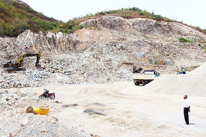 Công ty TNHH Mạnh Cường khai thác khoáng sản tại khu vực núi Bồ Đà.