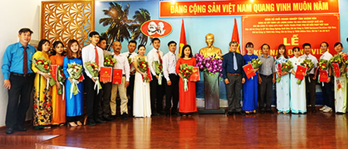 Kết nạp 17 đảng viên mới