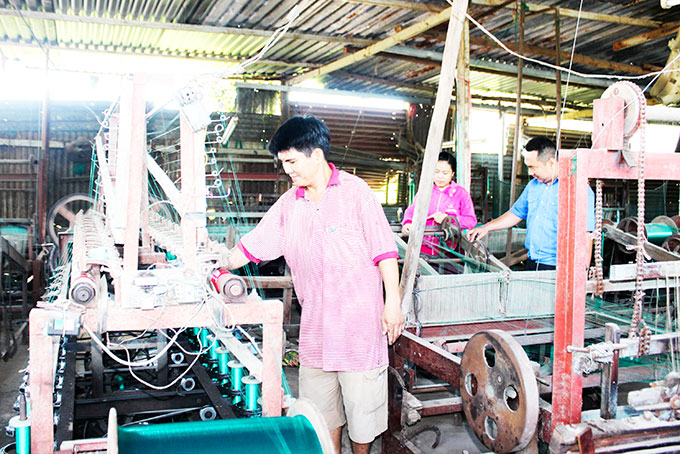 Nguồn vốn vay giải quyết việc làm đã giúp gia đình ông Huỳnh Văn Quân phát triển nghề dệt lưới.