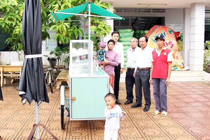 Gia đình chị Bùi Thị Hạnh đầu tư xe bánh bao  sau khi nhận hỗ trợ sinh kế từ Trung tâm Bảo trợ xã hội tỉnh.