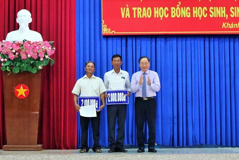 Ông Nguyễn Đắc Tài trao thưởng cho 2 người cao tuổi tiêu biểu trong phong trào “học tập suốt đời”. 