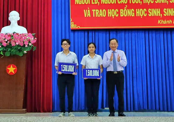 Ông Nguyễn Đắc Tài trao thưởng cho thủ khoa tốt nghiệp và học sinh điểm cao trong kỳ thi THPT quốc gia 2019. 