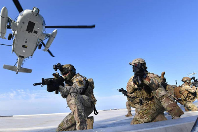 Các thành viên lực lượng đặc biệt của Hải quân Hàn Quốc triển khai quân từ máy bay trực thăng UH-60 trong cuộc tập trận. (Ảnh: AP)