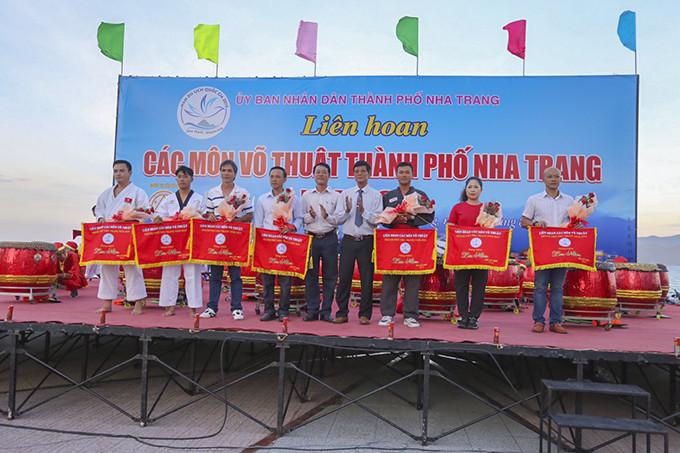 Organization board giving commemorative flag to teams