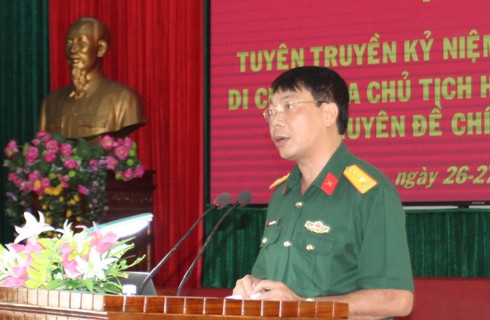 Đại tá Trịnh Việt Thành - Chính ủy Bộ CHQS tỉnh Khánh Hòa giới thiệu các chuyên đề tại hội nghị.