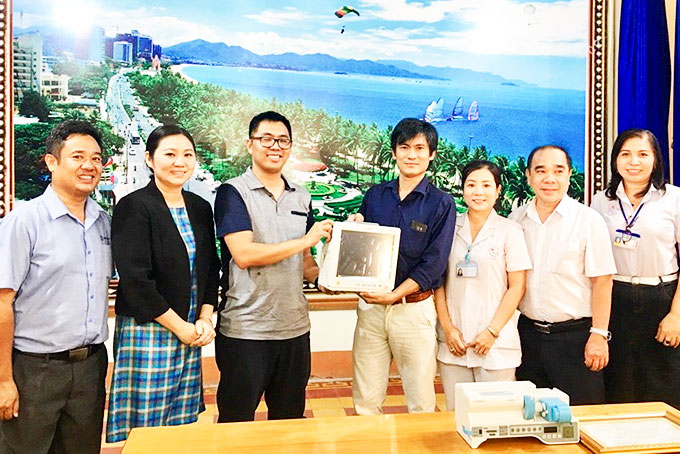Đại diện Bệnh viện Đa khoa tỉnh tiếp nhận  các thiết bị y tế từ Công ty Xi măng Long Sơn.