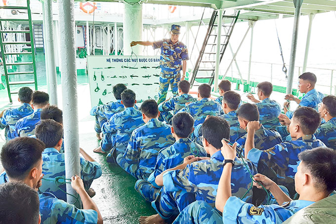 Một buổi huấn luyện của học viên trên tàu.