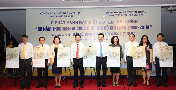 Các đồng chí: Võ Văn Thưởng, Trưởng ban Tuyên giáo Trung ương; Nguyễn Mạnh Hùng, Bộ trưởng Bộ Thông tin và Truyền thông dự phát hành bộ tem đặc biệt.