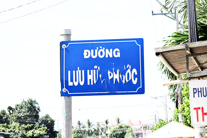 Cần chỉnh trang lại biển báo tên đường