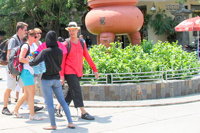 Hàng rong đeo bám du khách ở chùa Long Sơn.