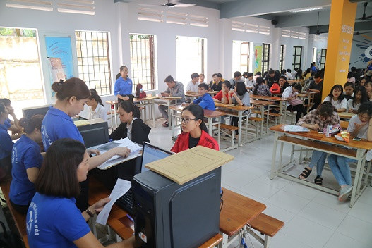Tân sinh viên được hỗ trợ làm thủ tục nhập học. 