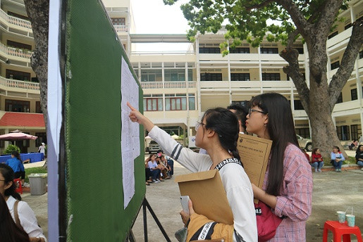 Sinh viên xem lịch Tuần sinh hoạt công dân đầu khóa. 