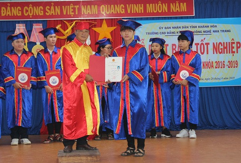 Trường Cao đẳng Kỹ thuật Công nghệ Nha Trang trao bằng tốt nghiệp hệ trung  cấp cho 243 học sinh - Báo Khánh Hòa điện tử