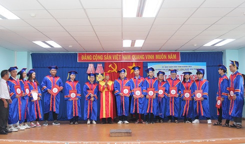 Các em học sinh nhận bằng tốt nghiệp.