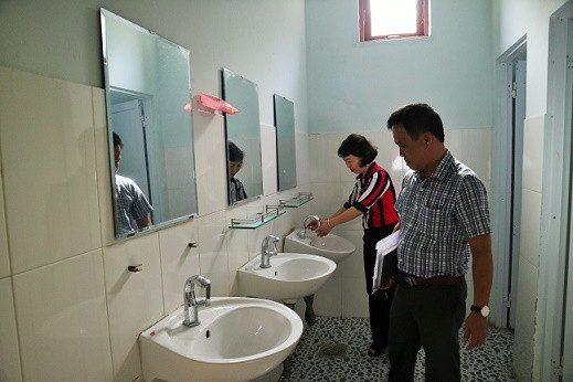 Khu vực nhà vệ sinh nhiều trường đã được dọn dẹp, vệ sinh.