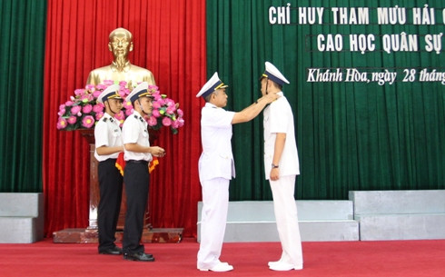Chuẩn Đô đốc Lương Việt Hùng gắn quân hàm cho học viên Khóa 59.