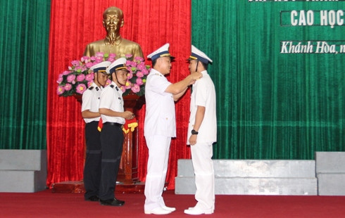 Đại tá, Phó Giáo sư, Tiến sĩ Nguyễn Văn Lâm - Giám đốc Học viện Hải quân gắn quân hàm cho học viên Khóa 59.
