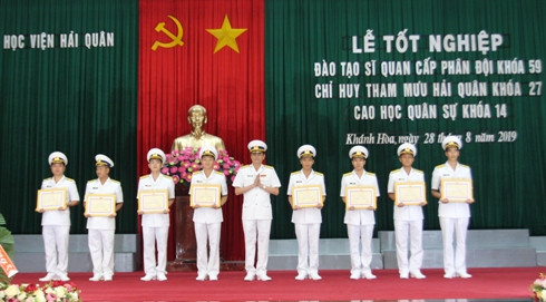 Đại tá Chu Ngọc Sáng - Chính ủy Học viện Hải quân trao giấy khen cho các học viên giỏi.
