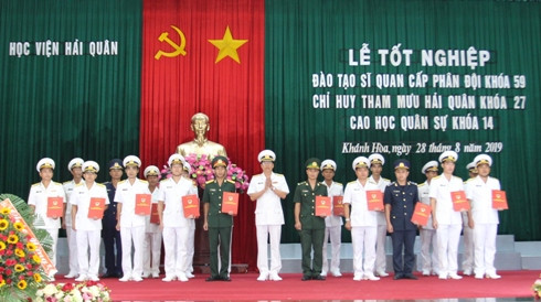 Đại tá, Tiến Sĩ Nguyễn Đức Nam - Phó Giám đốc Học viện Hải quân trao chứng nhận tốt nghiệp cho các học viên giỏi.