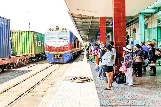 Khách đi tàu tại ga Nha Trang.