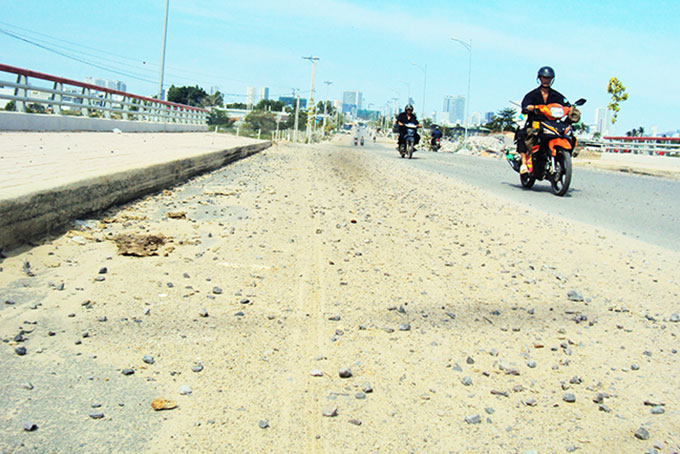 Cát, đá phủ mặt cầu