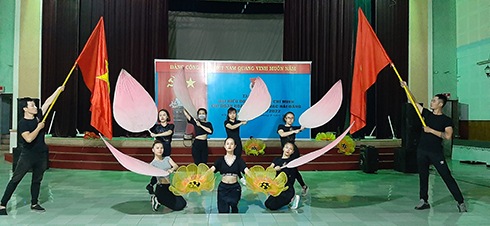 Các diễn viên Đoàn Ca múa nhạc Hải Đăng tập luyện chương trình chào mừng ngày Quốc khánh.