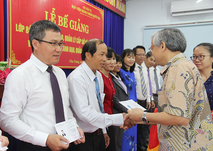 Bế giảng 2 lớp bồi dưỡng lãnh đạo, quản lý