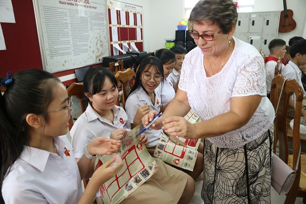 Các học sinh Trường iSchool Nha Trang nhận quà lưu niệm của đoàn giáo viên, học sinh Nga.