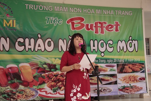 Cô Bùi Thị Thu Hà - Hiệu trưởng nhà trường phát biểu khai mạc buổi tiệc.