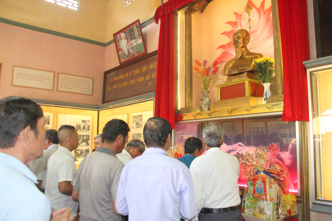 Dâng hương và trồng cây lưu niệm tại Khu tưởng niệm Chủ tịch Hồ Chí Minh